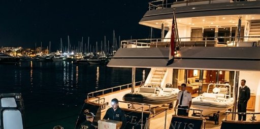 DE: Nächtlicher VIP-Logistik-Transfer für Luxus-Ausrüstung zu Istanbuls Marinas