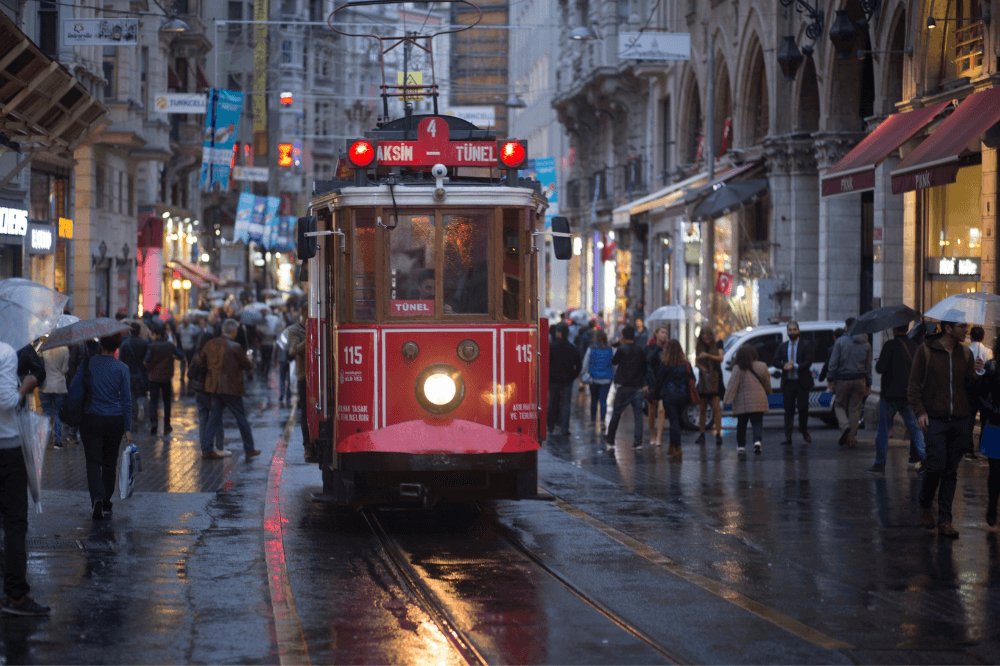 🚶‍♂️ Istiklal Street: Istanbul’s Lively and Historic Path
